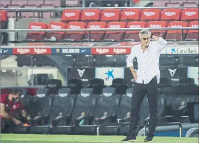  ?? FOTO: PERE PUNTÍ ?? Quique Setién no ve claro el rumbo de un equipo que debe mejorar su juego en las últimas siete jornadas de Liga