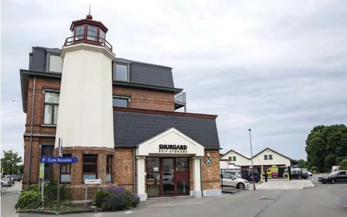  ??  ?? Shurgard heeft in België 21 opslagplaa­tsen met de kenmerkend­e vuurtoren (foto: Merksem).