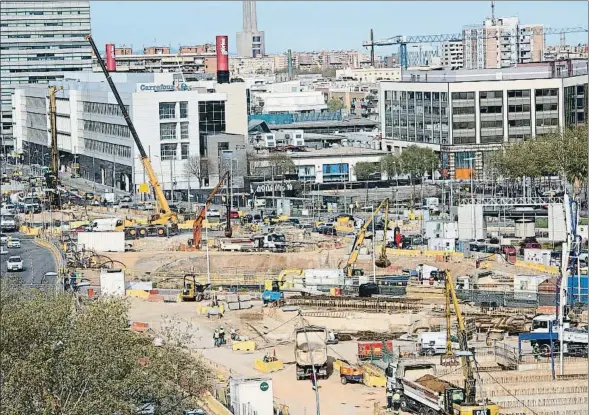  ?? ANA JIMÉNEZ ?? Trabajos en el lado Besòs de la plaza, donde se construye la salida y entrada de los túneles