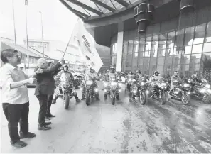  ?? — Gambar Roystein Emmor ?? SELAMAT JALAN: Ting (dua kiri) bersama Pengerusi Lembaga Pelanconga­n Sarawak (STB) Dato Dennis Ngau (kiri) sebelum melepaskan peserta Borneo Ride 2024.