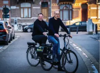  ?? FOTO SVEN DILLEN ?? Raf Tilliard en Steven Roggen gaan de elektrisch­e fietsen verhuren.