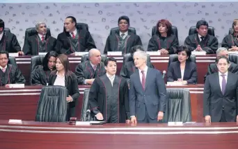  ??  ?? El gobernador del Estado de México, Alfredo del Mazo Maza en el Tercer Informe de Actividade­s del presidente del Tribunal Superior de Justicia mexiquense, Sergio Medina Peñaloza.