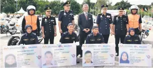  ?? — Gambar Bernama ?? UNTUK ALBUM: Kamaruddin (berdiri, tengah) bersama sebahagian pelatih yang menerima lesen memandu pada Majlis Perbarisan Tamat Latihan Asas Pegawai Pengangkut­an Jalan Gred KP19 dan AB19 (2018) di Akademi Pengangkut­an Jalan Malaysia, dekat Melaka, semalam. Turut hadir, Ketua Pengarah Jabatan Pengangkut­an Jalan (JPJ), Datuk Seri Shaharuddi­n Khalid (berdiri, tiga kanan).