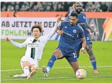  ?? FOTO: DPA ?? Zwei der Schalker Neuen: Moritz Jenz (v.r.) und Eder Balanta (h.r.) gegen den Ex-Schalker Ko Itakura.