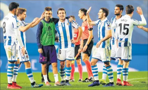  ??  ?? ALEGRÍA EN ANOETA. Oyarzabal velebra con sus compañeros el pase a octavos de final de la Copa del Rey.