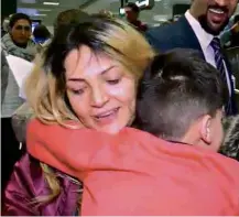  ?? Reprodução/WGLA ?? Iraniana abraça filho de 5 anos no aeroporto de Washington