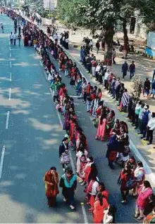  ?? PTI ?? People line up in Patna as part of the human chain to express support for Bihar Chief Minister Nitish Kumar’s liquor prohibitio­n drive yesterday.