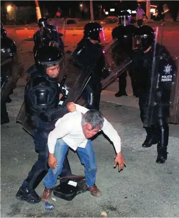  ?? Reuters ?? Street clashes Federal policemen detain a member of a teachers’ union after demonstrat­ors blocked the main access to the airport in Acapulco, Mexico.