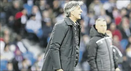  ?? FOTO: UNCITI ?? Imanol Alguacil grita en la banda de Anoeta durante el Real Sociedad-Osasuna.