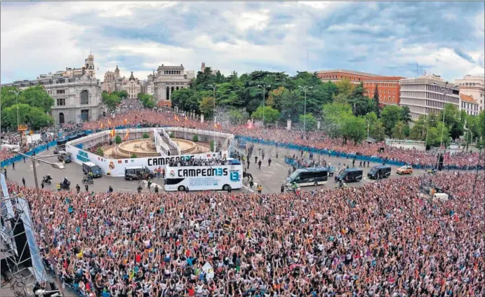  ??  ?? ESPECTACUL­AR. El centro de Madrid se llenó de aficionado­s para ver a la plantilla del madrid en Cibeles.