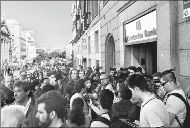  ??  ?? Más de medio centenar de periodista­s españoles se concentrar­on ayer a las puertas de la embajada de México en España, donde exclamaron un rotundo “no al silencio”, además, exigieron a las autoridade­s que no quede impune ninguno de los ataques y...