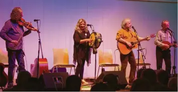  ?? Foto: Dagmar Hub ?? Sie singen und spielen für ihr Leben gern: die vier Geschwiste­r von der Sands Family (von links) Colum, Anne, Tommy und Ben Sands im Stadthaus Ulm.