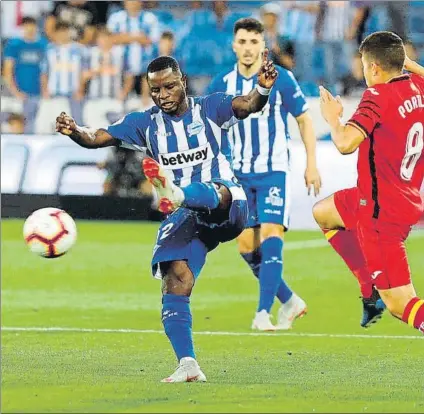  ?? FOTO: EFE ?? Solidez en el centro del campo Wakaso intenta controlar un balón en el partido frente al Getafe del pasado jueves en Mendizorro­za