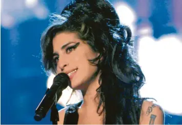  ??  ?? Trotz Weltruhms und Charterfol­gen fühlte sich Amy Winehouse auf den kleinen Bühnen von Jazzklubs und -festivals zu Hause. Arte zeigt den ihr gewidmeten Dokumentar­film „Amy“an diesem Freitag um 21.45 Uhr. Foto: Arte, Prokino