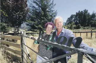  ?? MARTIN DE RUYTER/NELSON MAIL ?? Fiona and Richard Lublow celebrate the opening of Lublow’s Leap in the Baton Valley on the Great Taste Cycle Trail.