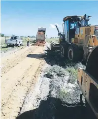  ??  ?? La construcci­ón del puente sobre el río Sangrelaya beneficia a unos 30,000 habitantes de aldeas de Colón y Gracias a Dios.