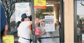  ?? FOTOS: CECILIA FIGUEROA / LA PRENSA ?? Carteles en apoyo de los inmigrante­s fueron colocados en tiendas en Orlando. que se comprometi­eron solidariam­ente.