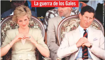  ??  ?? La guerra de los Gales
Las declaracio­nes de Diana fueron el punto culminante de la siniestra batalla mediática que ella y el príncipe Carlos sostuviero­n para ganarse el favor del público tras la separación en 1992. En la foto, la pareja en 1990 en Camerún.