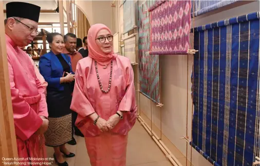  ?? ?? Queen Azizah of Malaysia at the “Tenun Pahang: Weaving Hope.”