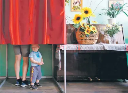  ?? Reuters ?? Ein kleiner Bub begleitet seine Mutter in die Wahlkabine. Das Foto entstand in einem Wahllokal im weißrussis­chen Dorf Korolev Stan am 11. September 2016.