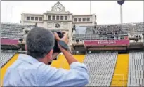  ??  ?? El equipo español de natación sincroniza­da que logró la plata en equipos en Pekín 2008 fotografia­dos en la grada de Montjuïc por Alberto Iranzo. LA FOTO. Fernando Zueras hace la foto en Montjuïc.