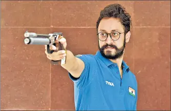  ?? SANJEEV VERMA/HT PHOTO ?? Indian pistol shooter Abhishek Verma takes aim at the target.