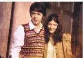  ?? FOTO: ARCHIV ?? Sie brachte den Beatles die Post nach Hause: Freda Kelly mit Paul McCartney im Jahr 1967.