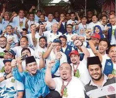  ?? FOTO: AHMAD IRHAM MOHD NOOR ?? Najib (tengah) pada sambutan Hari Gerakan Belia 4B Malaysia, Karnival Sukan Muhibah 2018 di Banghuris Homestay Sungai Pelek.