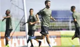  ??  ?? VINOVO: Juventus’ midfielder Miralem Pjanic of Bosnia-Herzegovin­a (C) takes part in a training session on the eve of the UEFA Champions League football match Barcelona vs Juventus yesterday in Vinovo, near Turin. — AFP