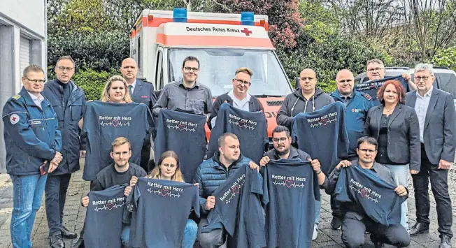  ?? Fotos: DRK ?? Zum Dank für ihren langjährig­en ehrenamtli­chen Einsatz erhalten die Sanitäter am letzten Tag der Drk-rettungswa­che Rheda-wiedenbrüc­k ein T-shirt mit dem Aufdruck „Retter mit Herz“. Danke schön sagen ihnen (v. l.) Michael Schumacher, Theo Mettenborg, Matthias Goerke, Ilka Mähler (2. v. r.) und Gerhard Serges (r.).