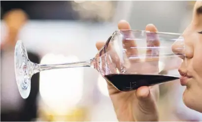  ?? Foto: dpa ?? Mehr als fünfeinhal­b Gläser Wein pro Woche können das Sterberisi­ko erhöhen.