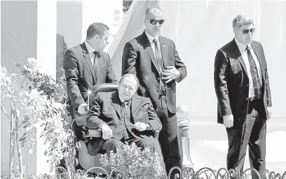  ?? — Gambar Reuters ?? UZUR: Bouteflika (duduk) dilihat di Algiers, Algeria pada 9 April lalu.