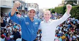  ??  ?? RESPALDO. El presidente del PAN, Ricardo Anaya, estuvo ayer en el cierre de campaña de Antonio Echevarría, en Nayarit.