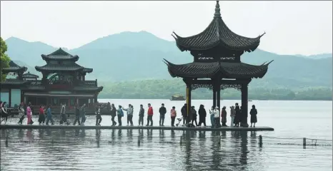  ?? LONG WEI / FOR CHINA DAILY ?? The West Lake in Hangzhou, Zhejiang province, sees a lot of visitors during the Qingming holiday.