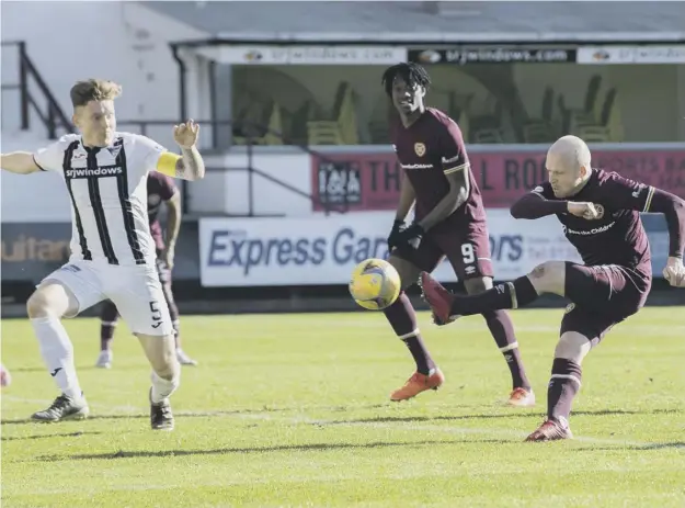  ??  ?? 0 Steven Naismith attempts to break the deadlock during Hearts’ 0-0 draw with Dunfermlin­e. Inset below, Hearts boss Robbie Neilson