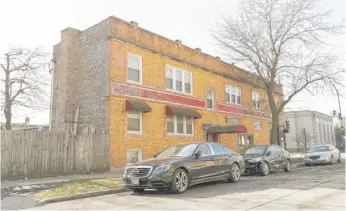  ?? PAT NABONG/SUN-TIMES ?? A person was shot to death early Wednesday in an exchange of gunfire outside Christina’s Place, a bar in the Irving Park neighborho­od.