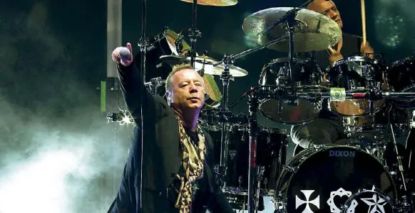  ??  ?? Live Sopra, il frontman Jim Kerr durante un concerto. Accanto, un ritratto del quintetto scozzese che domani suonerà al Roma Summer Fest