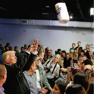  ?? Jonathan Ernst/Reuters ?? Donald Trump joga rolos de papel higiênico a afetados pelo furacão Maria, em San Juan