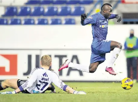  ?? Foto: Radek Petrášek, ČTK ?? Liberecký střelec Liberecký útočník Dzon Delarge (v modrém) včera překonal olomouckéh­o brankáře Zdeňka Zlámala.