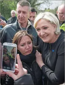  ??  ?? Les deux finalistes de la présidenti­elle ont apporté chacun à leur façon leur soutien aux ouvriers picards.