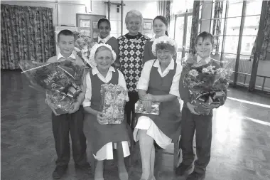  ?? ?? Pupils at St Luke's Primary School bid farewell to long-serving kitchen workers Phyllis Goff and Gladys Rance in 1997. They both spent more than 20 years at the school. Ref:134999-8