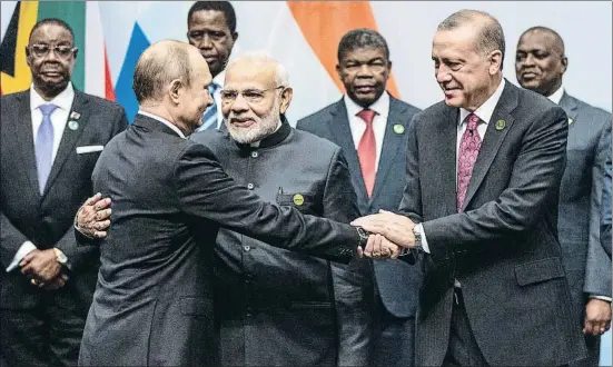  ?? POOL / REUTERS ?? Los líderes de Rusia, India y Turquía –Vladímir Putin, Narendra Modi y Recep Tayyip Erdogan– se saludan en la cumbre de Johannesbu­rgo