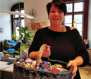  ?? FANNY ZÖLSMANN ?? Einen Korb voller Ostereier hält Corinna Zill in den Händen, denn bereits jetzt laufen die Vorbereitu­ngen für den diesjährig­en Ostermarkt.