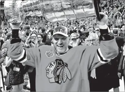  ?? BRIAN CASSELLA/CHICAGO TRIBUNE ?? Marian Hossa hoists the Stanley Cup after the Blackhawks defeated the Lightning on June 15, 2015, at the United Center.