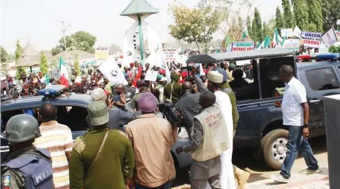  ?? Photo: Shehu K. Goro ?? Security operatives prevent demonstrat­ors led by the NLC President, Ayuba Wabba and NUT from gaining access to the Government House in Kaduna yesterday. The protest was in continuati­on of a strike embarked upon by the State NUT to protest over the sack...