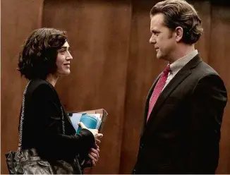  ?? Divulgação ?? Lizzy Caplan e Joshua Jackson em cena de ‘Atração Fatal’, do Paramount+