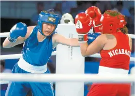  ??  ?? El combate entre la mexicana Guadalupe Solís (i) y Raquel Pravia