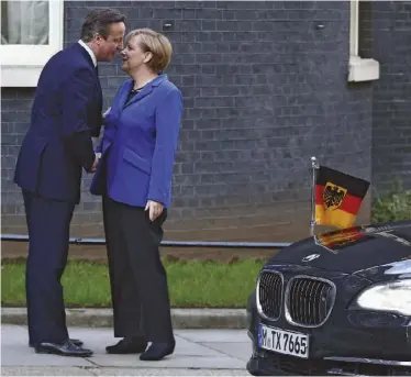  ??  ?? David Cameron et Angela Merkel.
