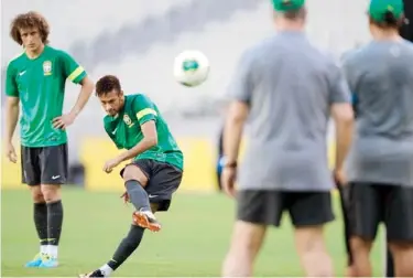  ??  ?? PUNTERÍA. El delantero brasileño Neymar, al centro, afina la mira durante la práctica de ayer en preparació­n para el vital duelo de esta tarde ante México en el estadio Castelao.