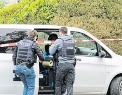  ?? Foto: Claus Frickemeie­r ?? Polizisten bereiten sich auf ihren Einsatz beim Tötungsdel­ikt in Spenge vor.